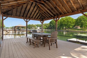 Outdoor dining - Black Bear & Blue Heron by AvantStay | 2 Lakefront Homes, Sleeps 43, Pools (Sherrills Ford)