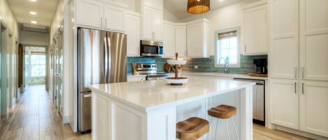 雪櫃、微波爐、焗爐、爐具