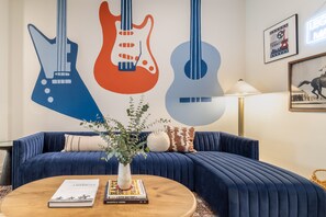 Smart TV - Conway D203 by AvantStay | Prime Downtown Location w/ Private Rooftop (Nashville)