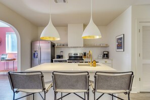 Fridge, microwave, oven, stovetop - Last Rodeo Suite by AvantStay | Themed Pad w/ Glam Room & Rooftop, Close to DT! (Nashville)
