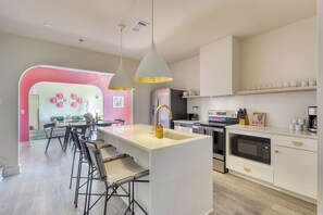 Fridge, microwave, oven, stovetop - Last Rodeo Suite by AvantStay | Themed Pad w/ Glam Room & Rooftop, Close to DT! (Nashville)