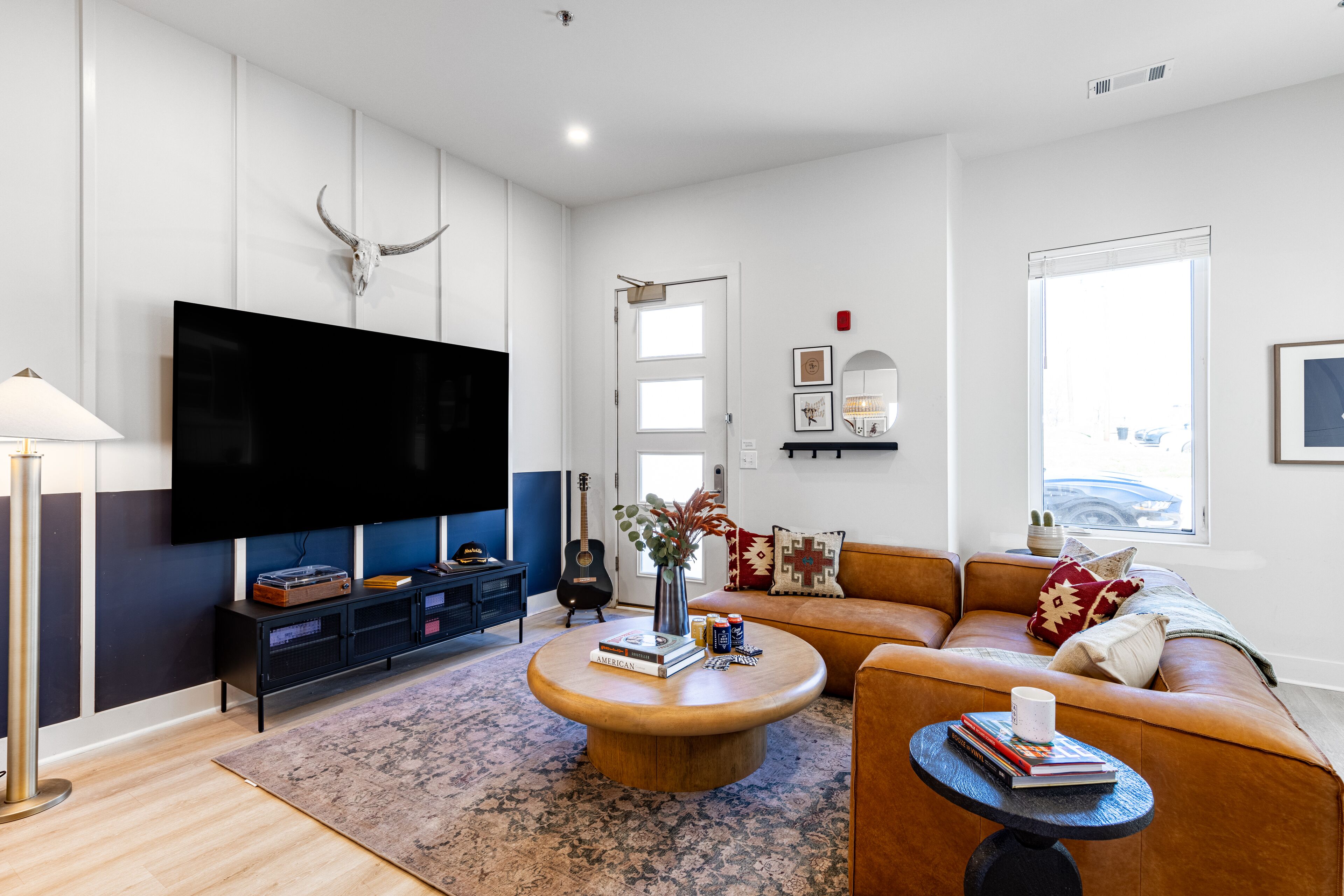 Outrider 104 by AvantStay | 5 Mins to Downtown & Broadway | Private Balcony