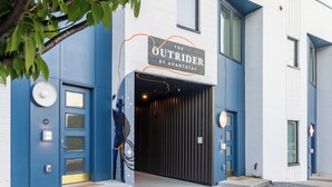 Un edificio moderno con un letrero que dice "The Outrider by Avantstay".