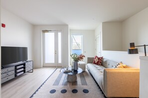 Smart TV - Outrider 109 by AvantStay | Private Balcony | Near Downtown, Close to Broadway (Nashville)