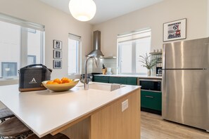 Fridge, microwave, oven, stovetop - Conway D202 by AvantStay | Ideal DT Nashville Stay (Nashville)