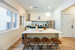 Kylskåp, mikrovågsugn, ugn och spishäll