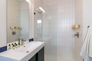 Dusche, Haartrockner, Handtücher
