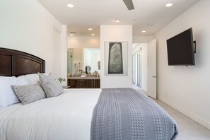 11 soverom, skrivebord, strykejern/-brett og reiseseng for barn