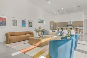 Smart-TV, Kamin, Tischtennisplatte, Arbeitsbereiche