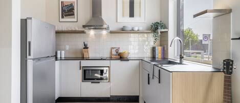 Kühlschrank, Mikrowelle, Ofen, Herdplatte