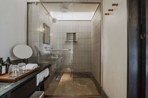 Shower, rainfall showerhead, designer toiletries, hair dryer - Dali Ancient Town Anyu Hotel (Dali)