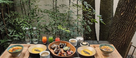 Bao gồm bữa sáng đặc sản địa phương hàng ngày