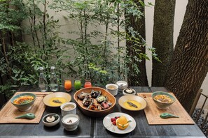 含每日當地特色早餐