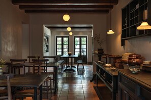 Desayuno con opciones de la cocina local incluido todos los días 