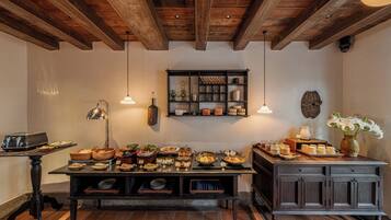 Gratis frukost med lokala rätter varje dag