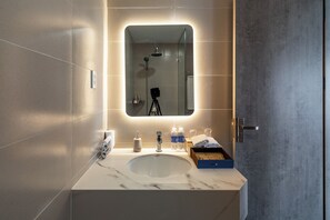 Habitación familiar doble, balcón | Baño | Ducha y bañera combinadas y cabezal de ducha con hidromasaje