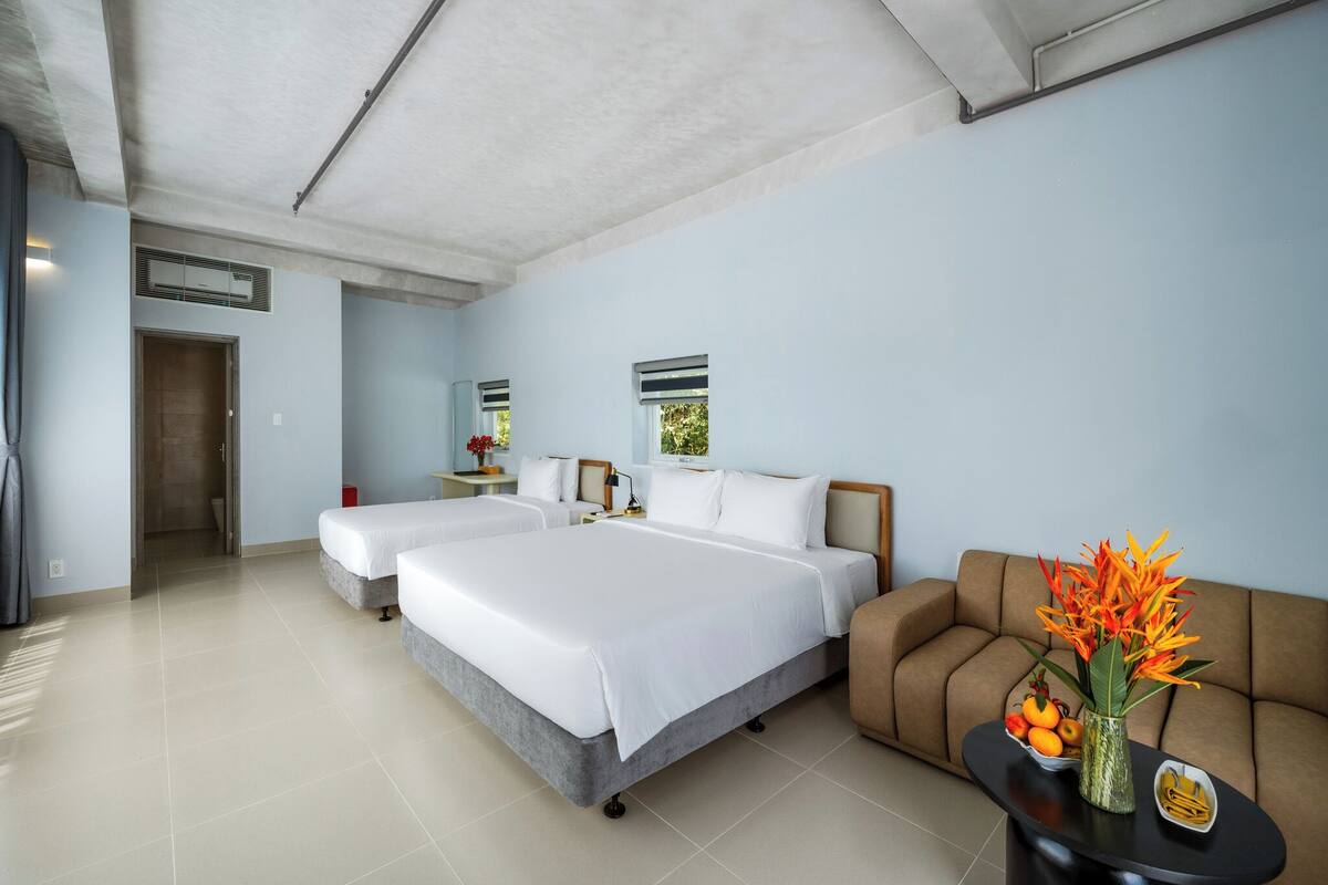 Habitación triple Deluxe, vistas a la piscina | Servicio de la habitación