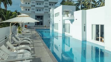 Una piscina al aire libre