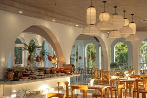 Café da manhã completo grátis todos os dias