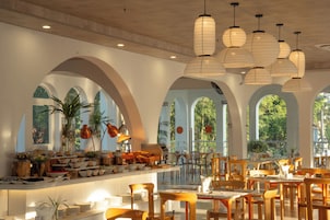 Desayuno completo gratuito y diario