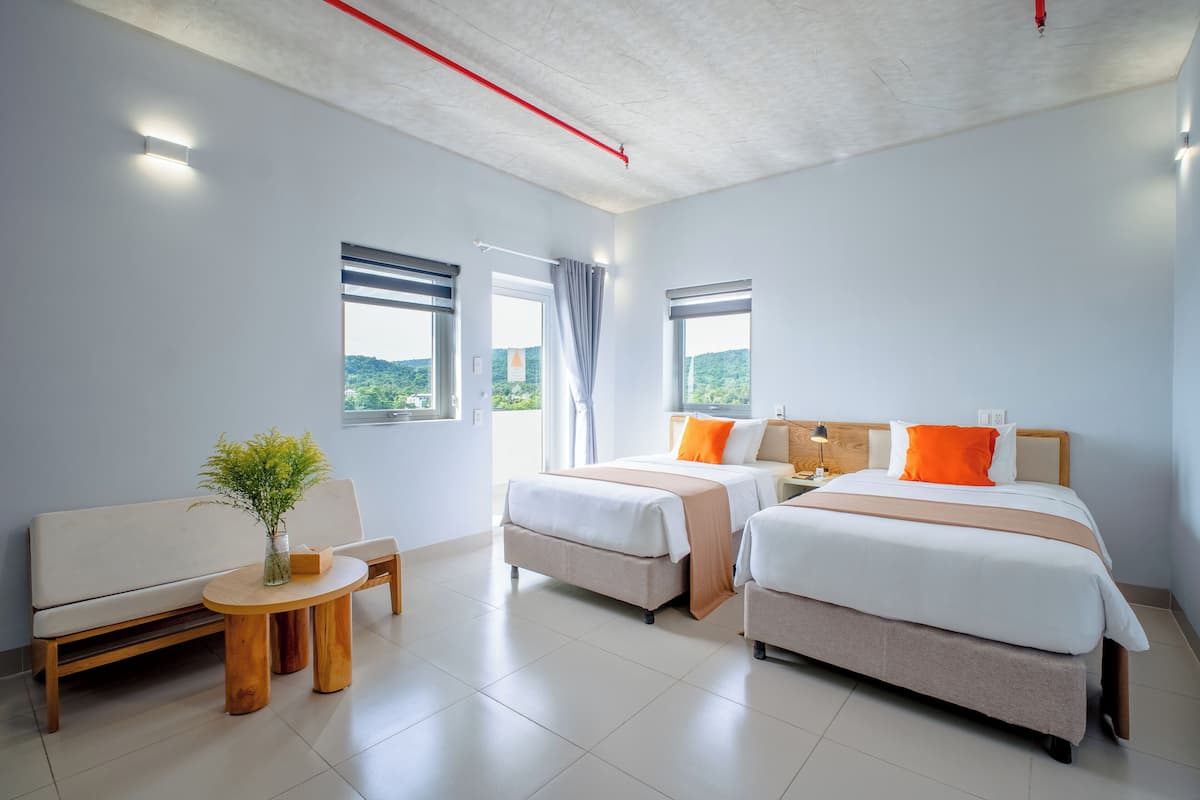 Habitación Deluxe con 2 camas individuales, balcón | Servicio de la habitación