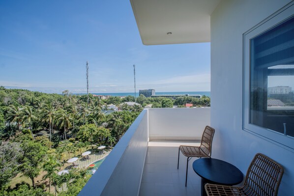 Habitación triple Deluxe, balcón | Vistas al mar