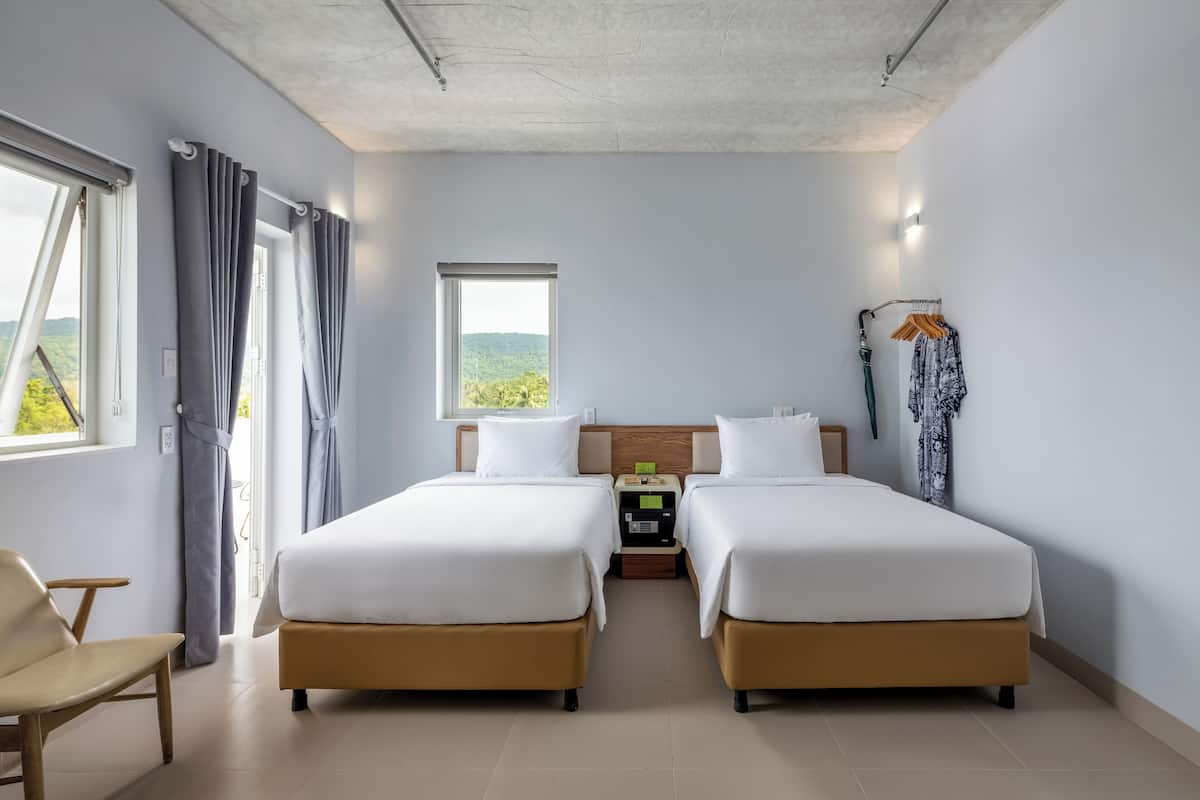 Deluxe Twin Room, Balcony | Egyptian cotton sheets, premium bedding, pillowtop beds, minibar