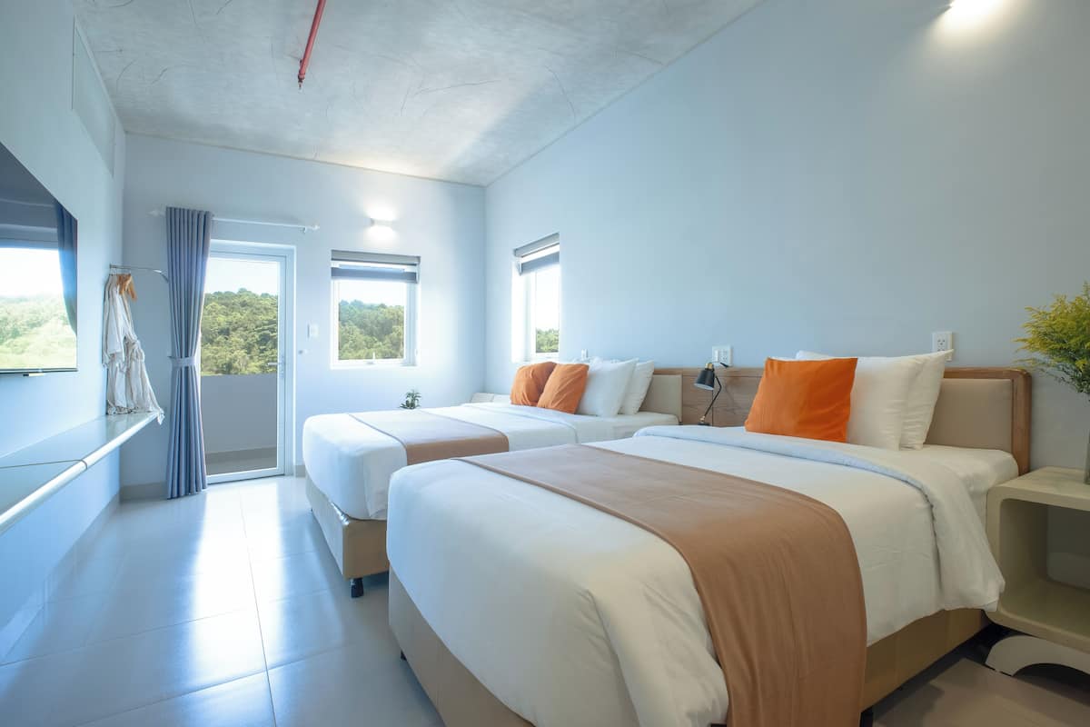 Habitación triple Deluxe, balcón | Servicio de la habitación