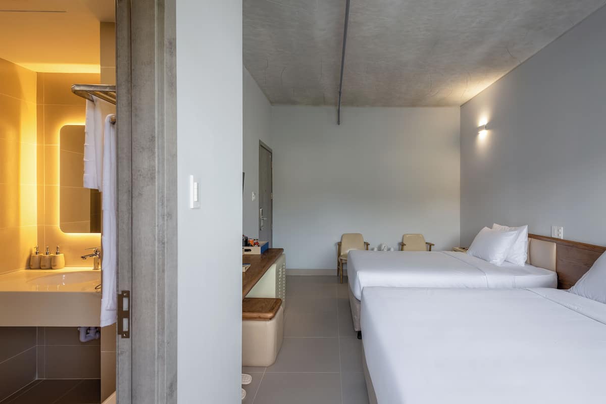 Habitación triple superior, balcón | Servicio de la habitación