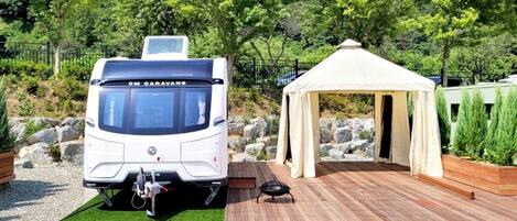 Hugreen Coachman | Premium bedding, free WiFi, bed sheets