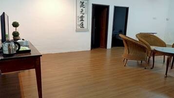 Premium Suite | Laptop workspace, bed sheets