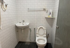 Standard Twin Room | Bathroom