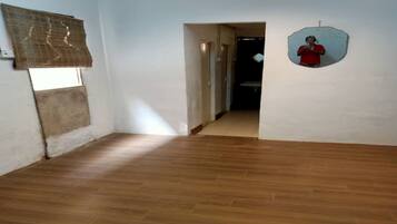 Premium Suite | 1 bedroom, laptop workspace, bed sheets