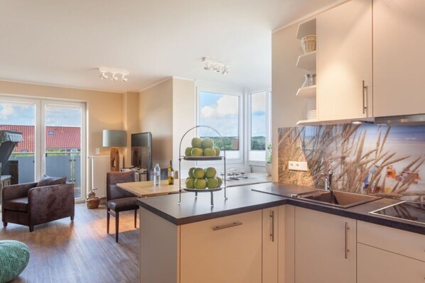 Kühlschrank, Mikrowelle, Herdplatte, Geschirrspüler