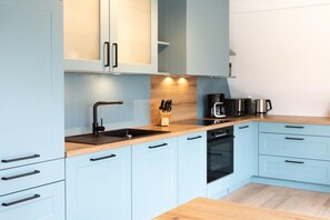 Fridge, oven, stovetop, dishwasher