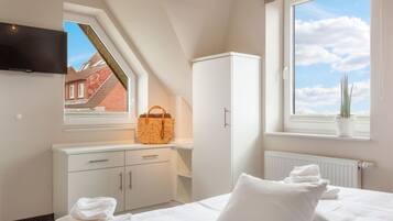 4 bedrooms, iron/ironing board, internet, bed sheets