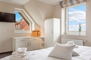 4 bedrooms, iron/ironing board, free WiFi, bed sheets