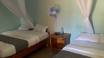 Escritorio y espacio para trabajar con laptop