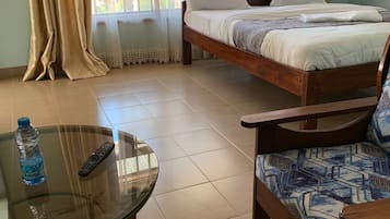 Escritorio y espacio para trabajar con laptop