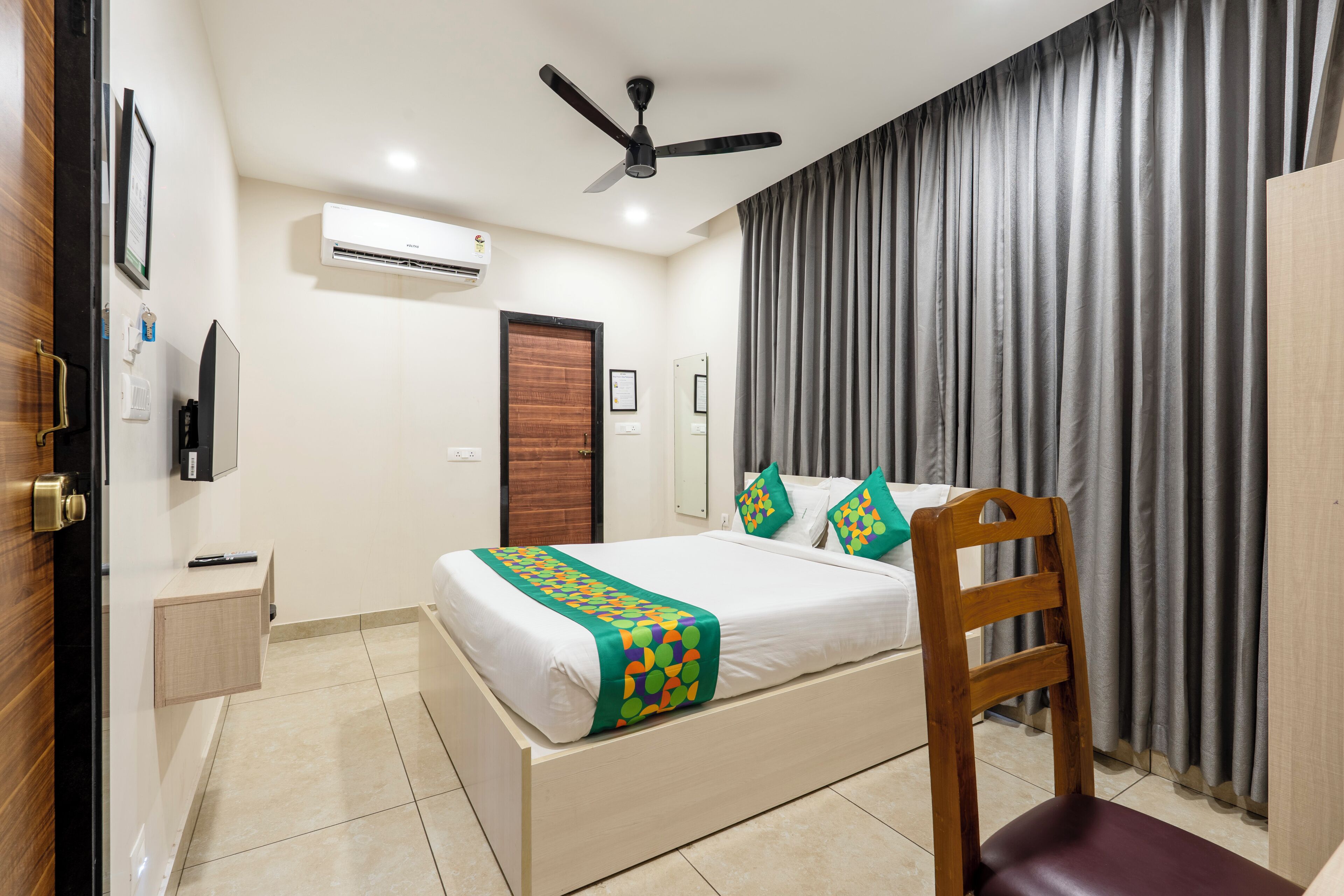 Standard-huone | Tallelokero huoneessa, työpöytä, silitysrauta/-lauta, vuodevaatteet