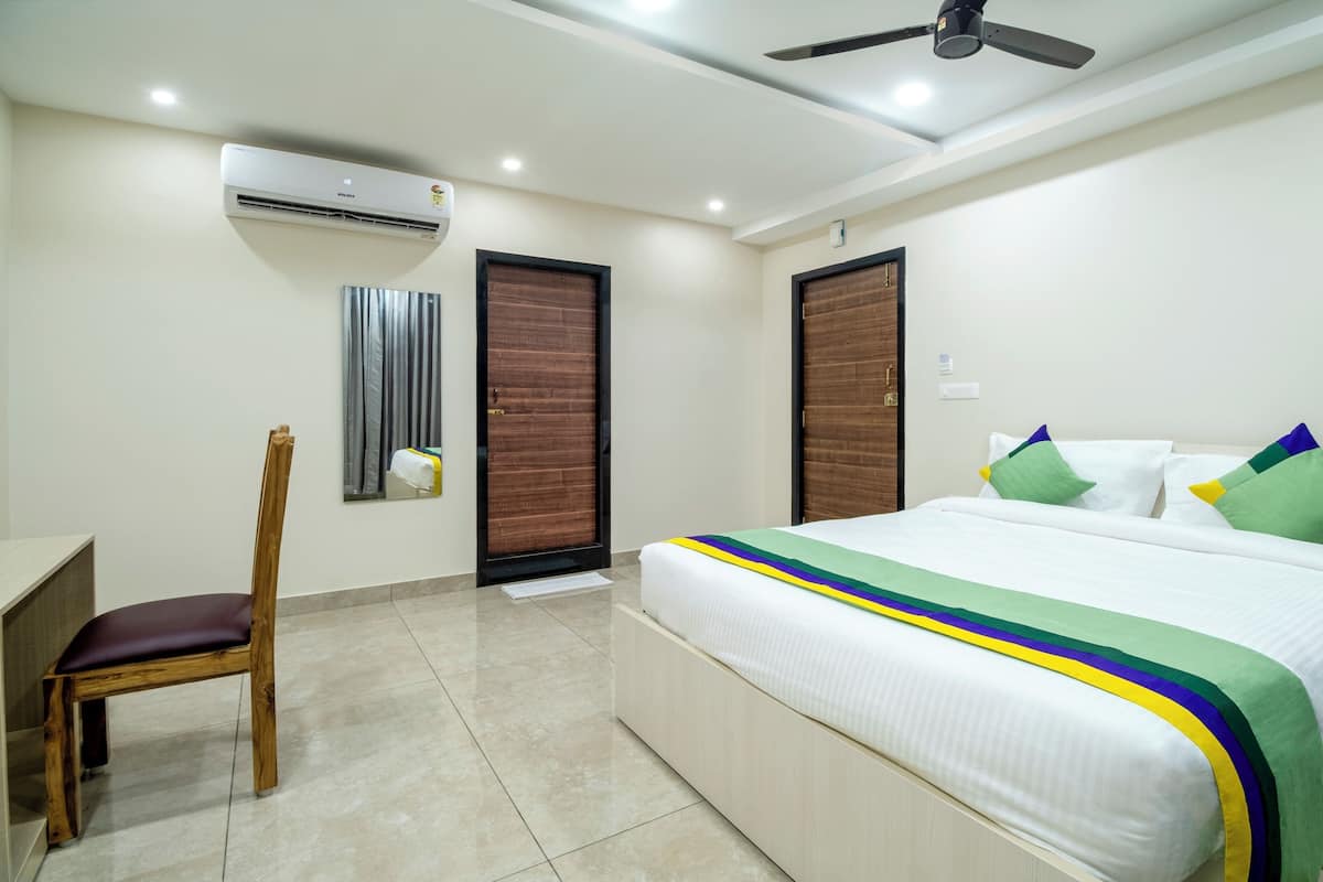 Deluxe Room | In-room safe, desk, iron/ironing board, bed sheets