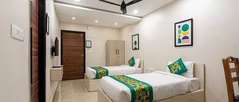 Deluxe Room | In-room safe, desk, iron/ironing board, bed sheets
