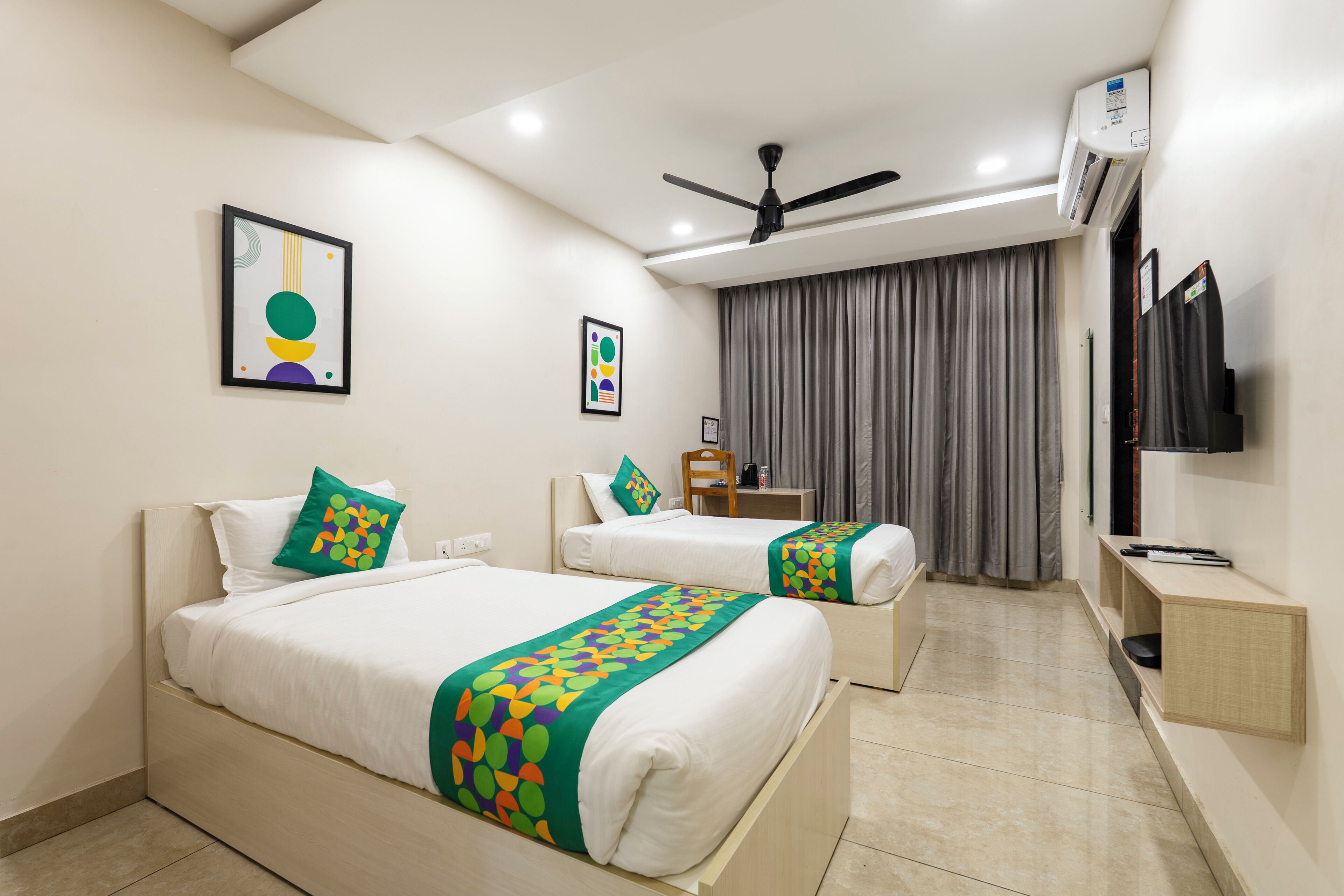 Deluxe Room | In-room safe, desk, iron/ironing board, bed sheets