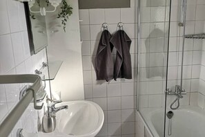 Douche, sèche-cheveux, serviettes fournies, savon