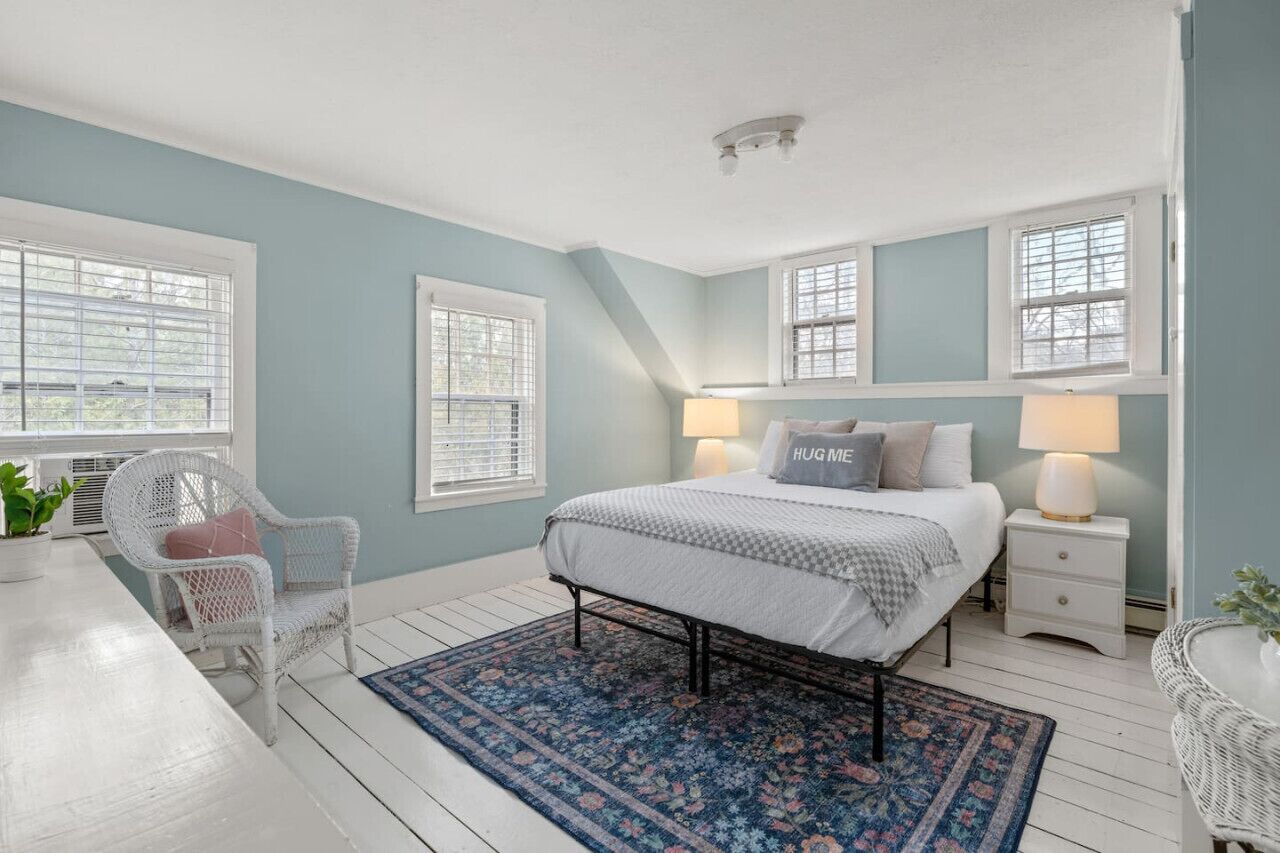 3 quartos, ferros/tábuas de passar roupa, berço de viagem