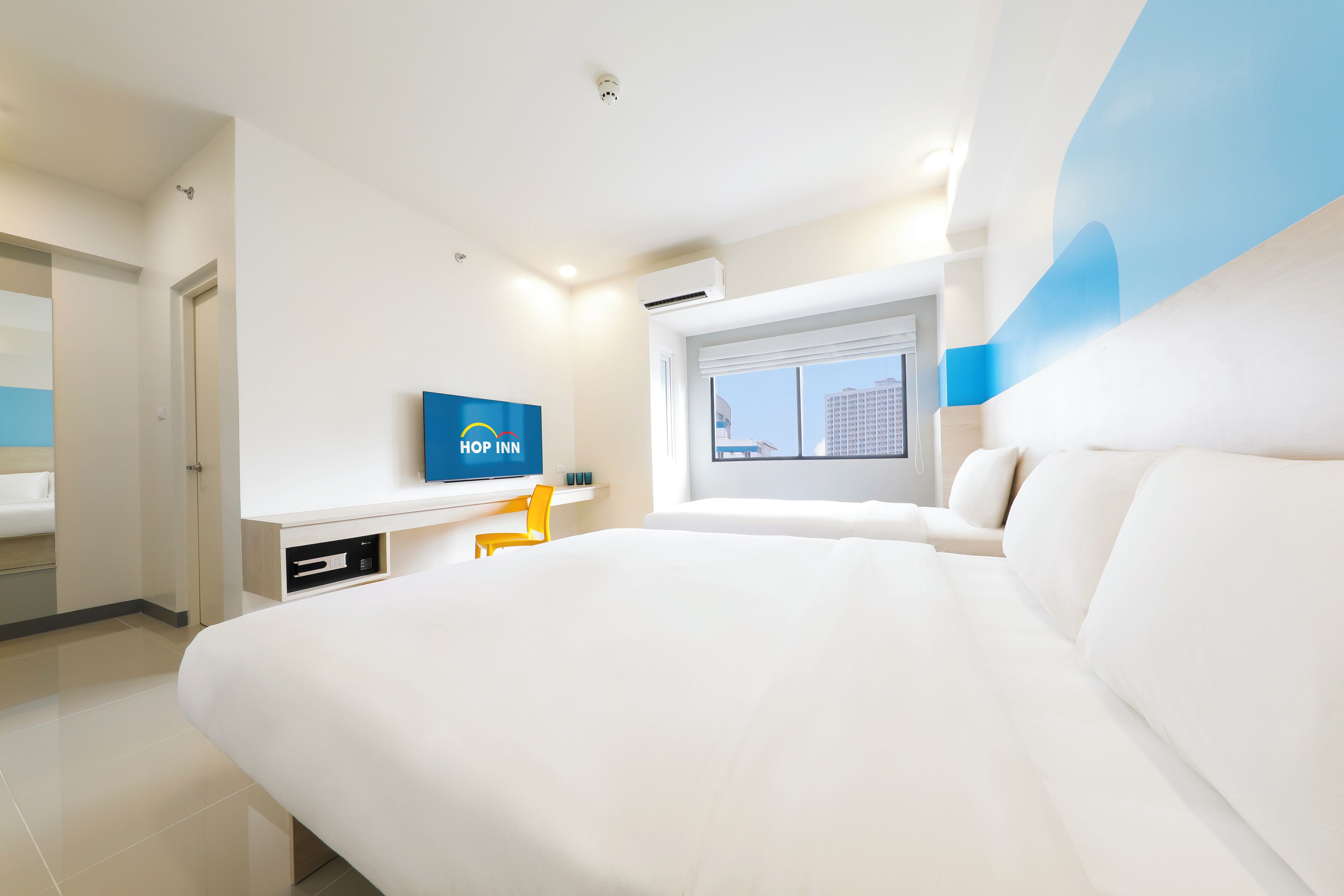 三人房 | 羽绒被、客房内保险箱、办公桌、笔记本电脑工作区