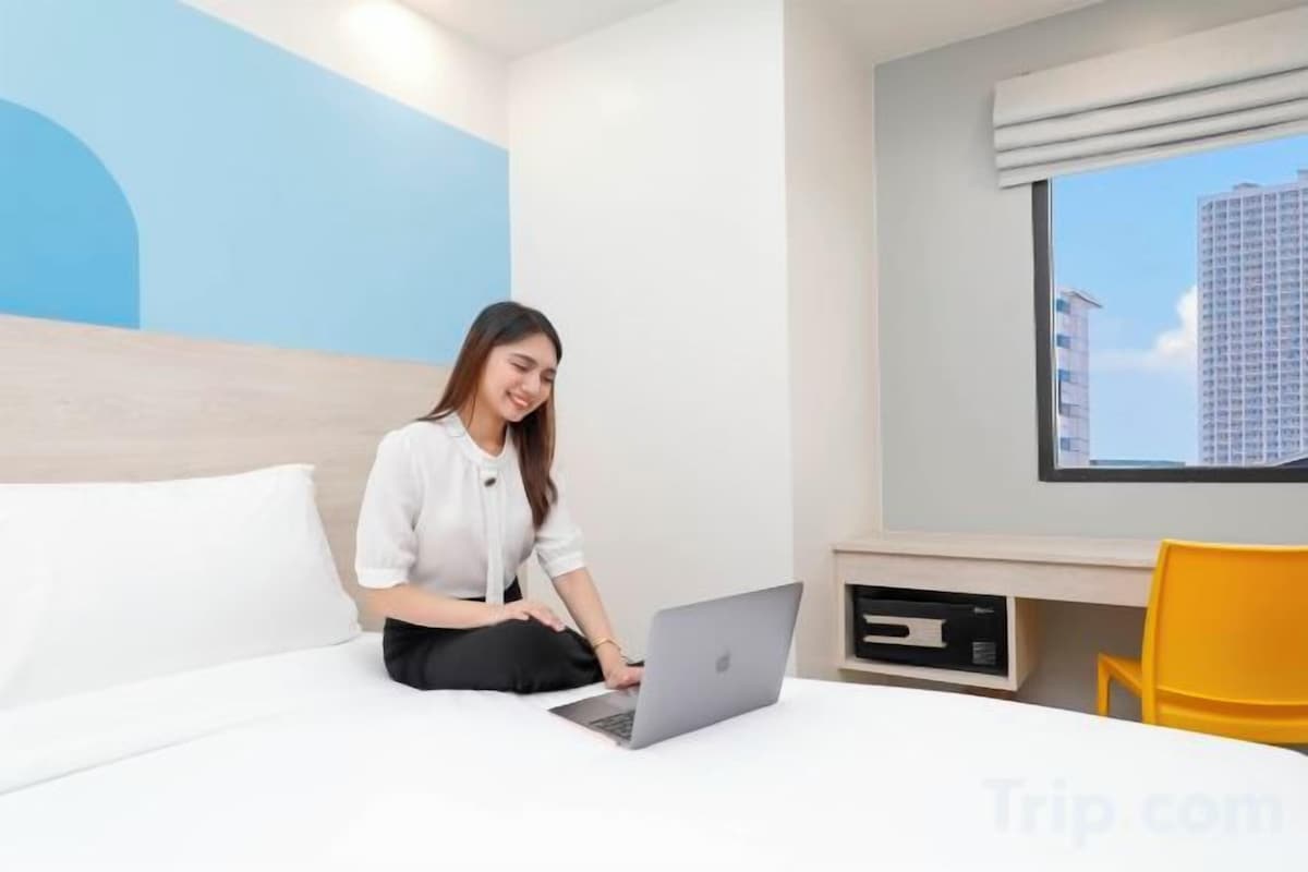 Down comforters, in-room safe, desk, laptop workspace
