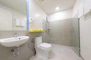 Triple Room | Bathroom | Shower, hair dryer, bidet, towels - Hop Inn Hotel North EDSA Quezon City (Quezon City)