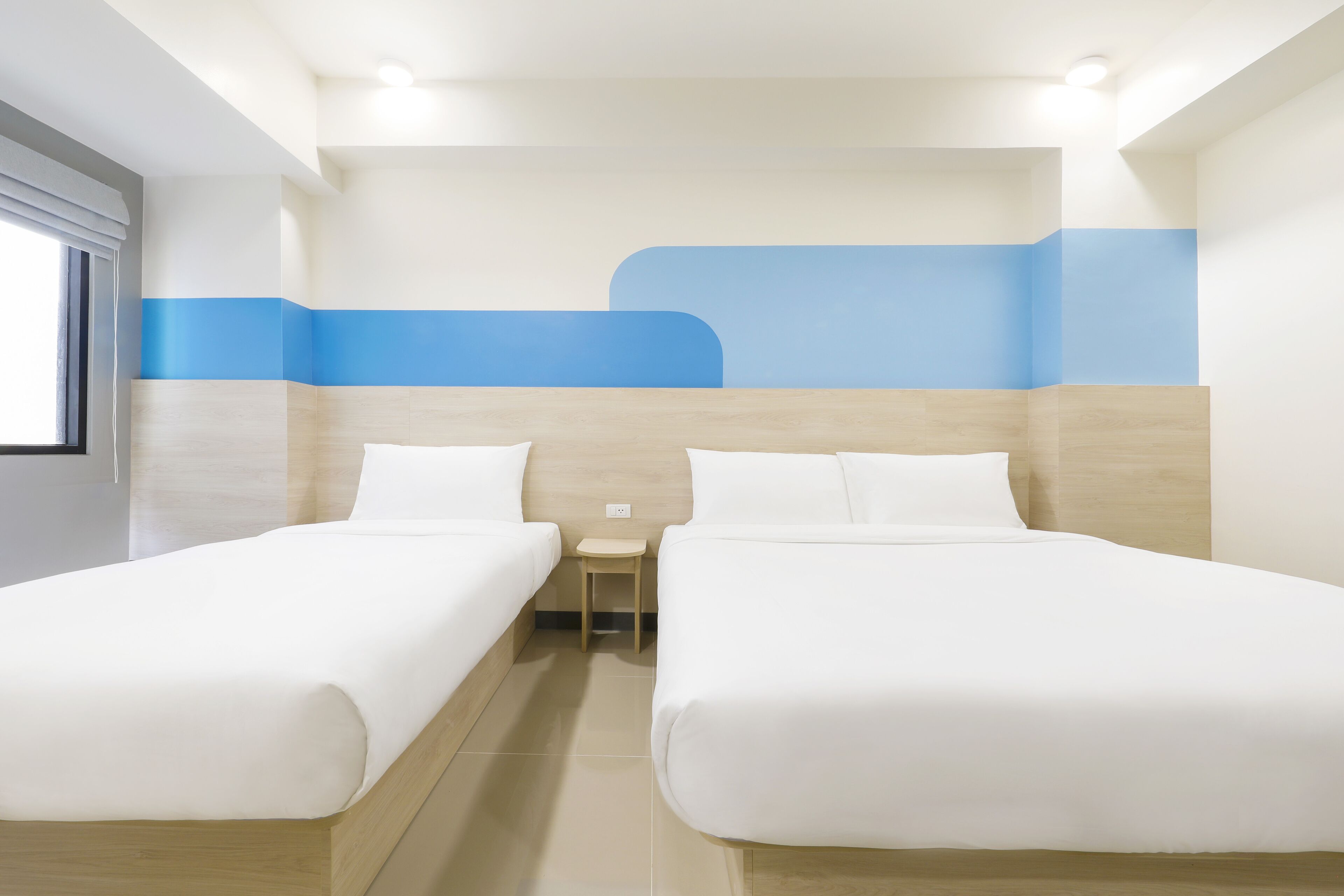 Cubrecamas, caja de seguridad en la habitación y escritorio 