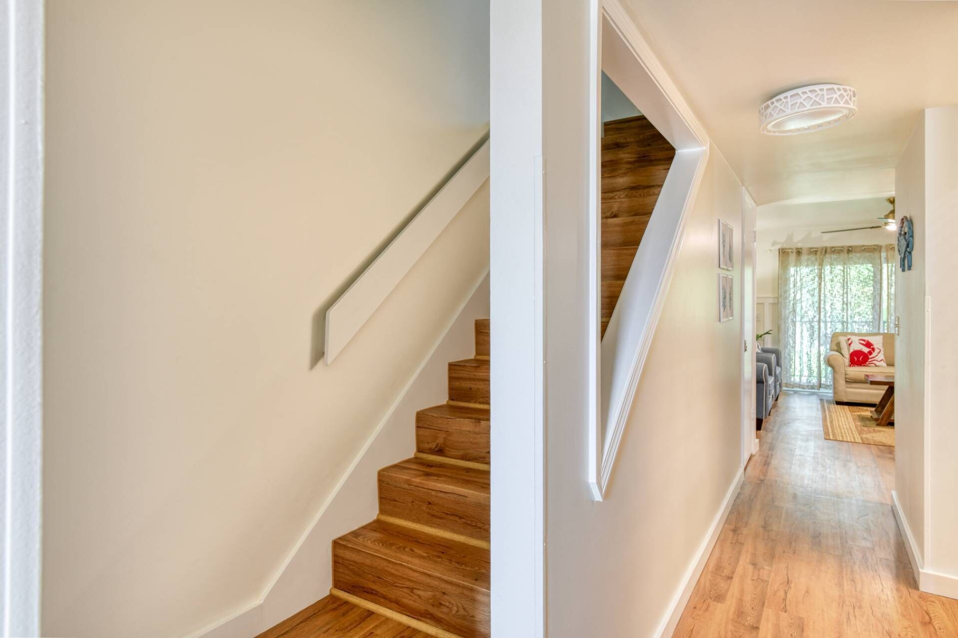 Un escalier en bois, doté d’une rampe, mène à un palier.